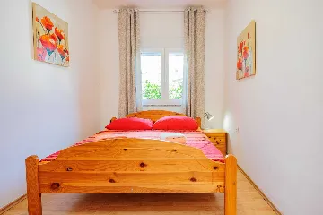 Zadar Apartment for 4 Guests with Outdoor Pool