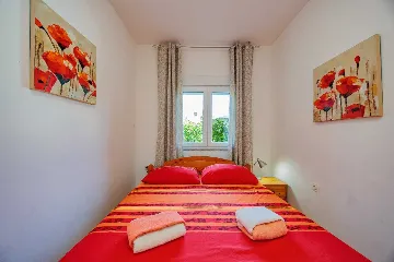 Zadar Apartment for 4 Guests with Outdoor Pool