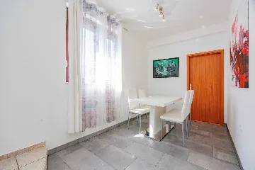 Zadar Apartment for 4 Guests with Outdoor Pool