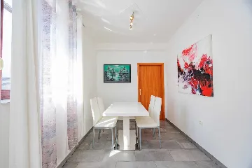 Zadar Apartment for 4 Guests with Outdoor Pool