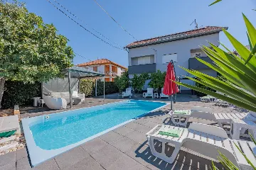 Zadar Apartment for 4 Guests with Outdoor Pool