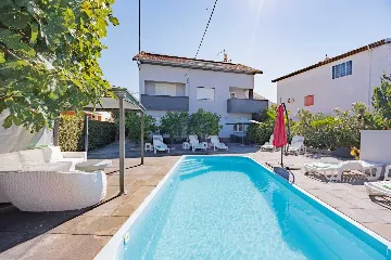 Zadar Apartment for 4 Guests with Outdoor Pool