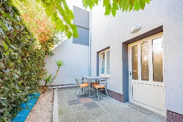 Apartment for 2 with Outdoor Pool in Zadar