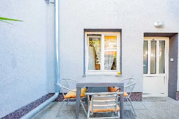 Apartment for 2 with Outdoor Pool in Zadar