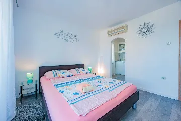 Zadar Apartment for 2 Guests with Outdoor Pool