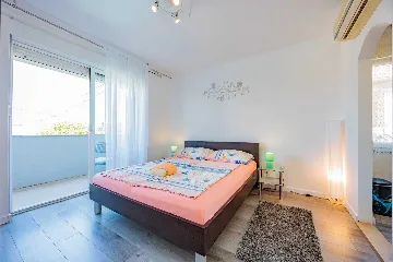 Zadar Apartment for 2 Guests with Outdoor Pool