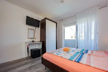 Zadar Apartment for 2 Guests with Outdoor Pool