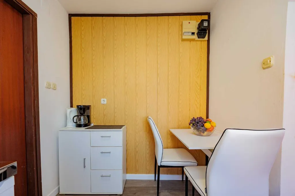 Zadar Apartment for 2 Guests with Outdoor Pool