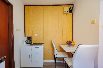 Zadar Apartment for 2 Guests with Outdoor Pool