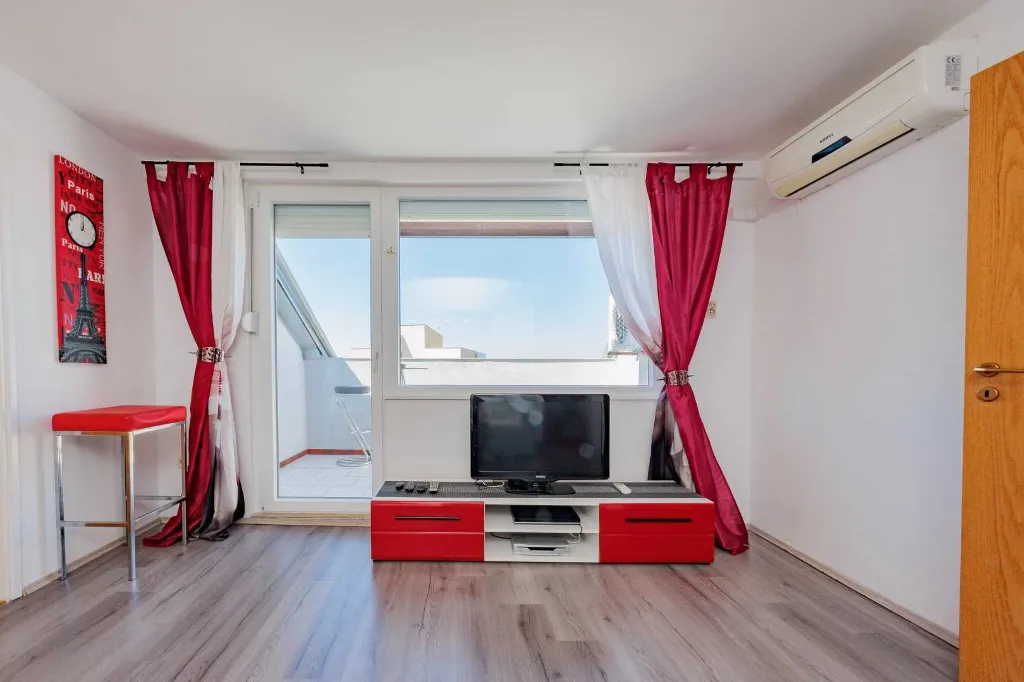 Zadar 3-Bedroom Apartment with Outdoor Pool