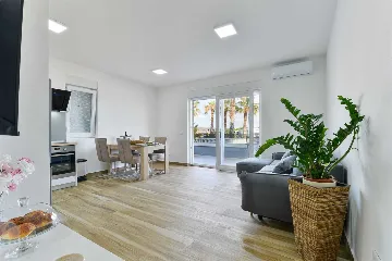 Ground-Floor Apartment in Bibinje for Up to 4
