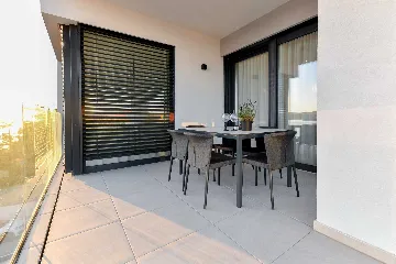 1-Bedroom Sea-View Apartment for 4 in Turanj