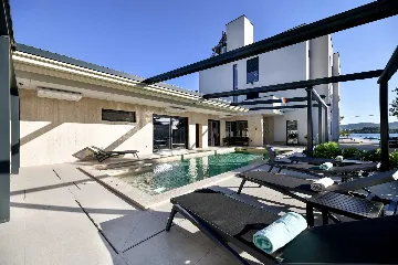 1-Bedroom Sea-View Apartment for 4 in Turanj