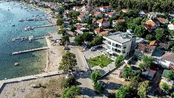 Turanj 1-Bedroom Apartment with Sea-View Terrace