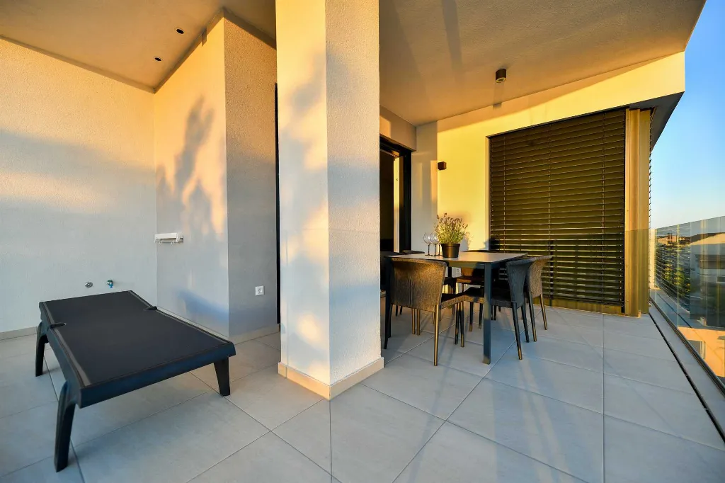 Turanj 1-Bedroom Apartment with Sea-View Terrace