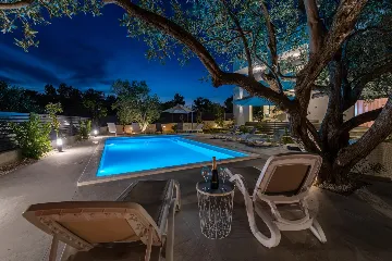 Sveti Filip i Jakov 2-Bedroom Apartment with Sea View