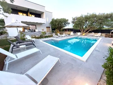 Heated Pool & Sea View Apartment in Sveti Filip i Jakov