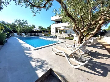 Heated Pool & Sea View Apartment in Sveti Filip i Jakov