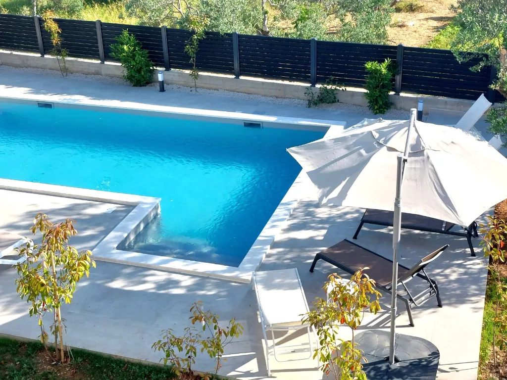 Heated Pool & Sea View Apartment in Sveti Filip i Jakov