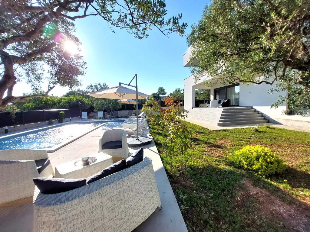 Heated Pool & Sea View Apartment in Sveti Filip i Jakov