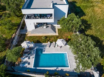 Heated Pool & Sea View Apartment in Sveti Filip i Jakov