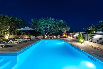 Heated Pool & Sea View Apartment in Sveti Filip i Jakov