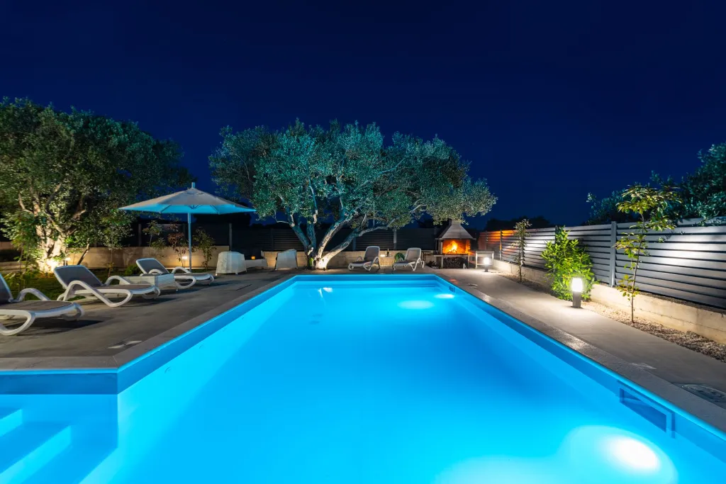 Heated Pool & Sea View Apartment in Sveti Filip i Jakov