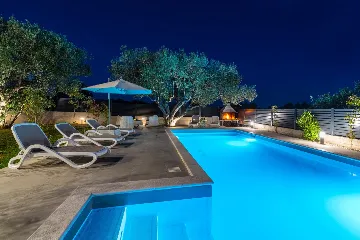 Heated Pool & Sea View Apartment in Sveti Filip i Jakov