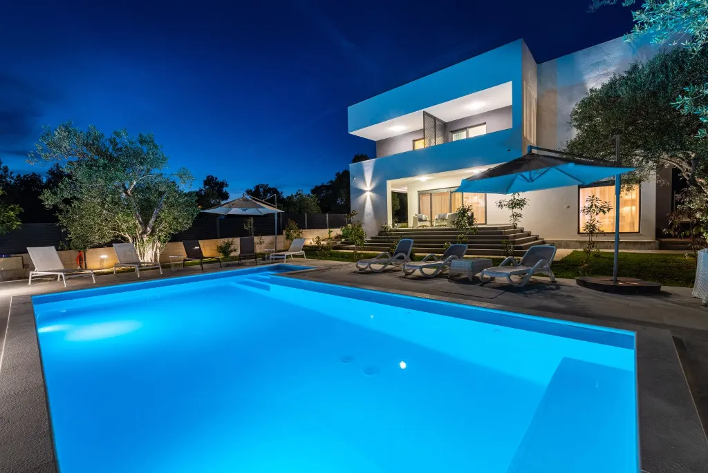Heated Pool & Sea View Apartment in Sveti Filip i Jakov