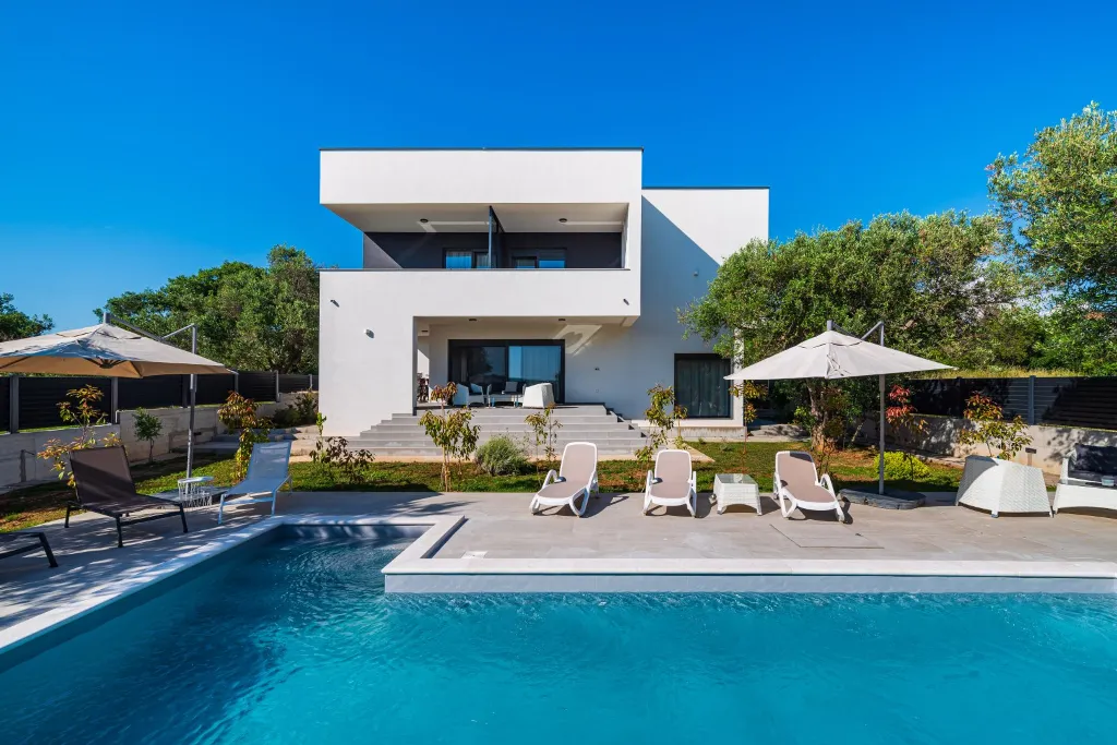 Heated Pool & Sea View Apartment in Sveti Filip i Jakov