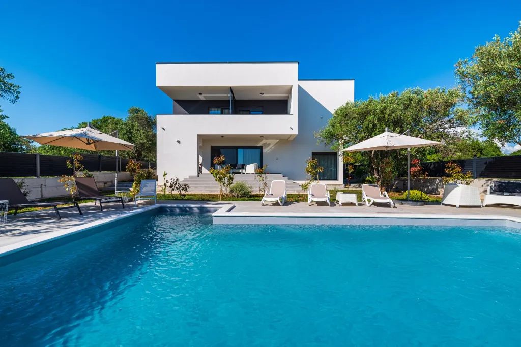 Heated Pool & Sea View Apartment in Sveti Filip i Jakov