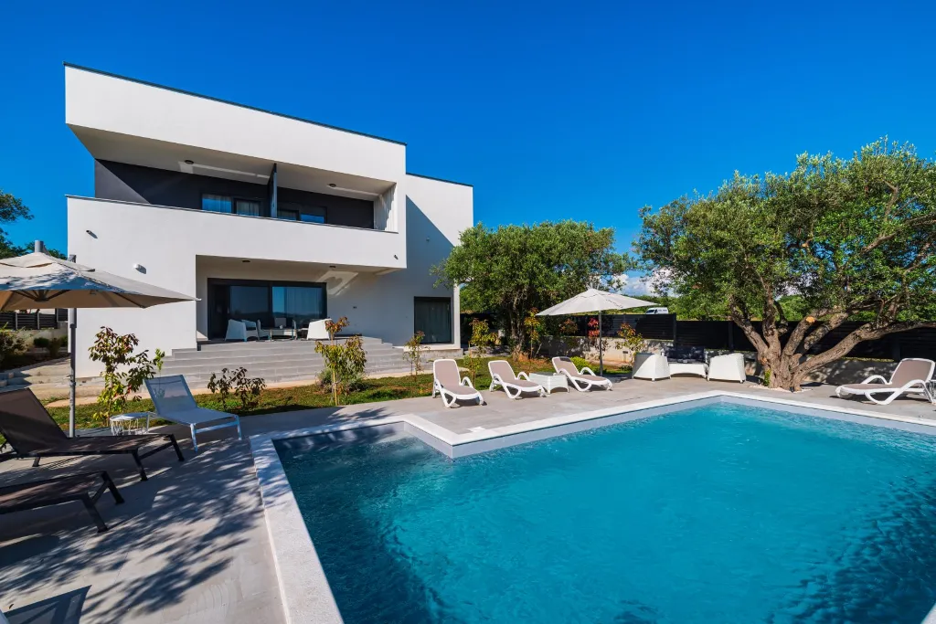 Heated Pool & Sea View Apartment in Sveti Filip i Jakov