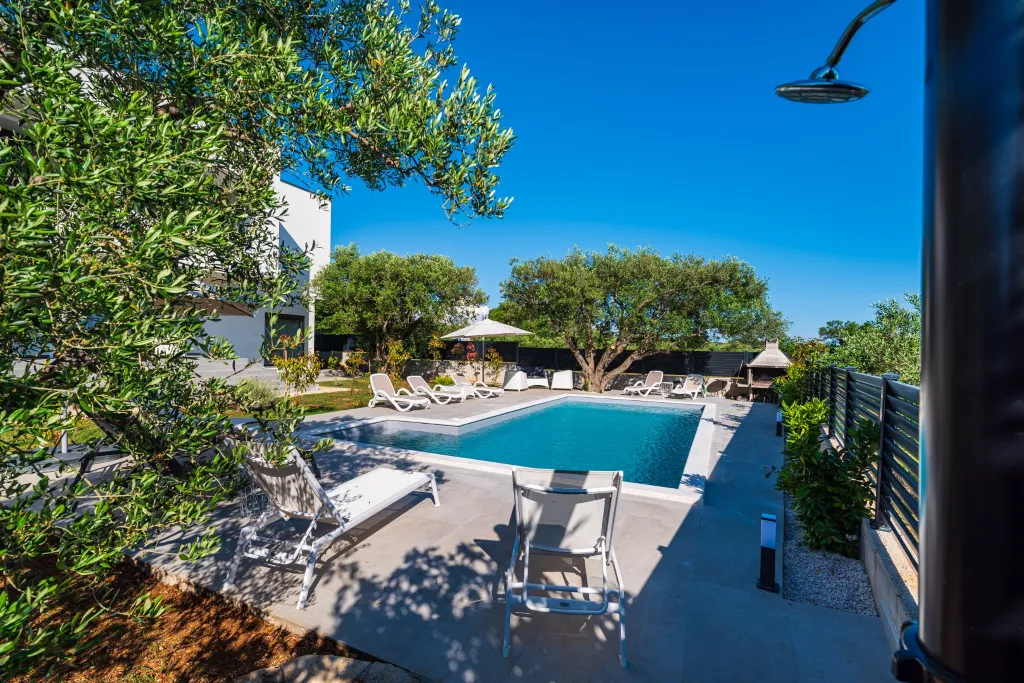 Heated Pool & Sea View Apartment in Sveti Filip i Jakov