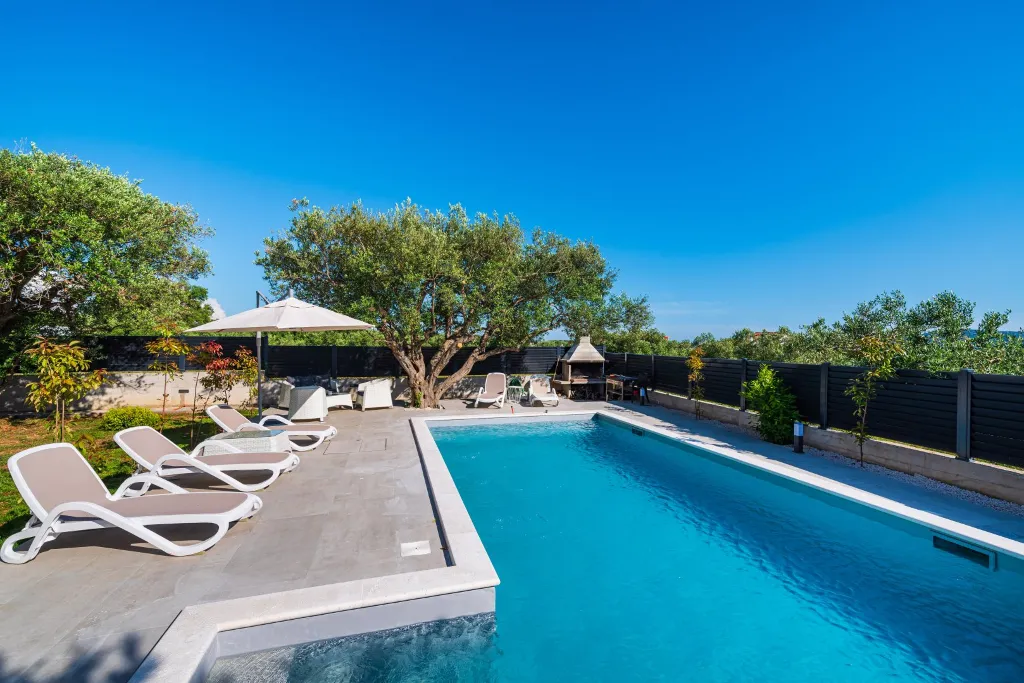 Heated Pool & Sea View Apartment in Sveti Filip i Jakov