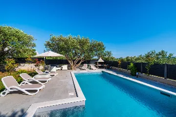 Heated Pool & Sea View Apartment in Sveti Filip i Jakov