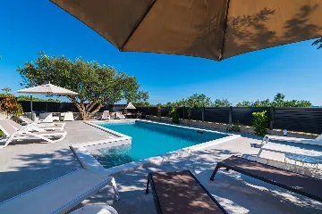 Heated Pool & Sea View Apartment in Sveti Filip i Jakov