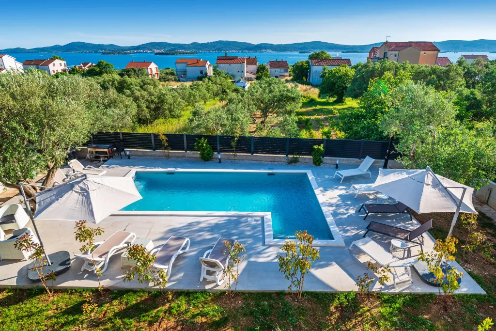 Heated Pool & Sea View Apartment in Sveti Filip i Jakov