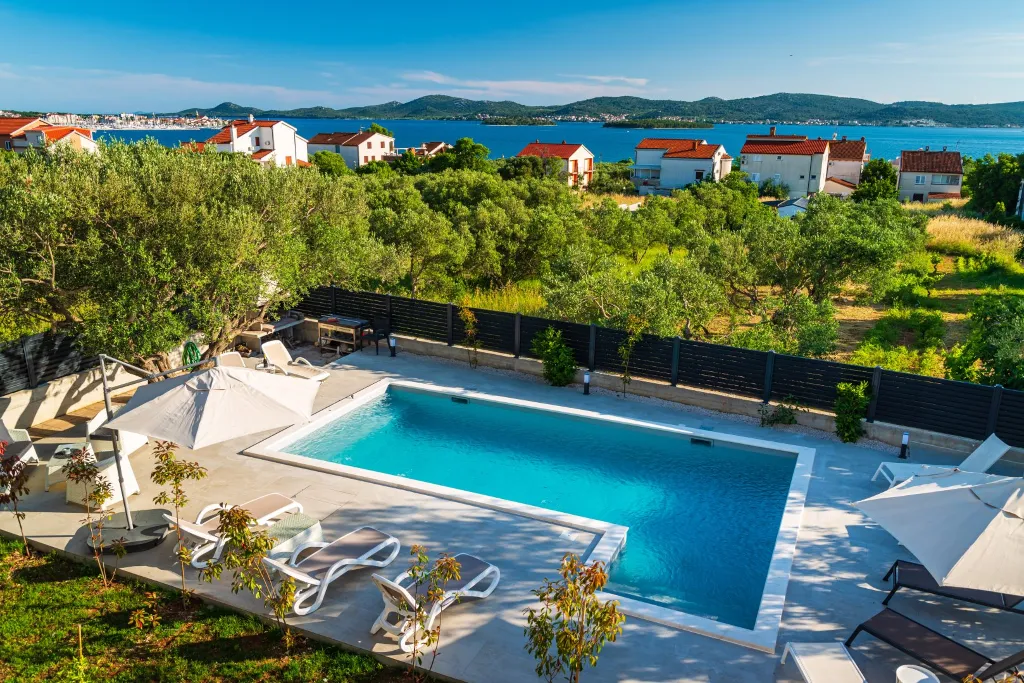 Heated Pool & Sea View Apartment in Sveti Filip i Jakov