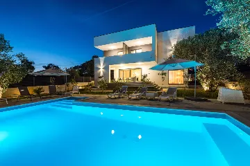 Heated Pool & Sea View Apartment in Sveti Filip i Jakov