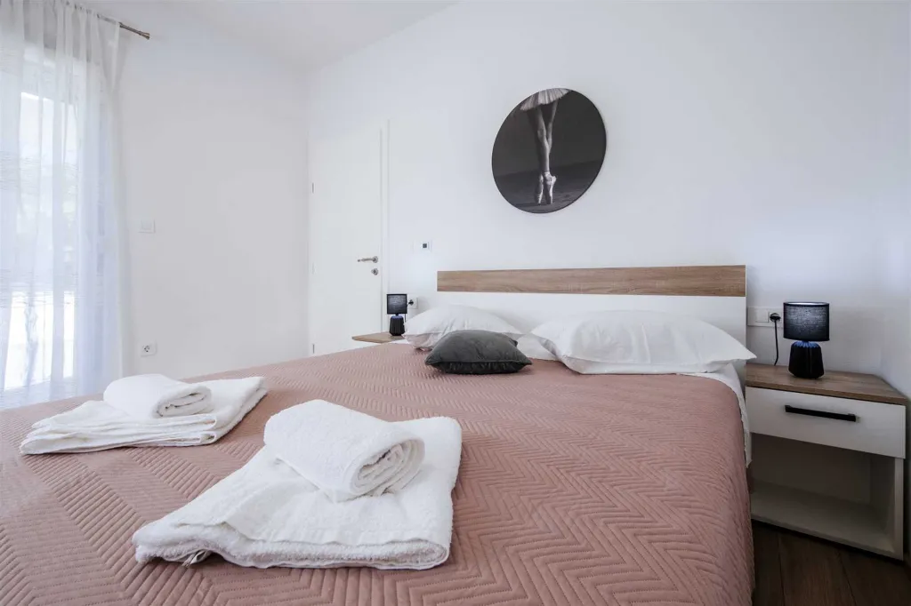 Heated Pool & Sea View Apartment in Sveti Filip i Jakov
