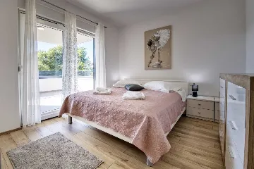 Heated Pool & Sea View Apartment in Sveti Filip i Jakov