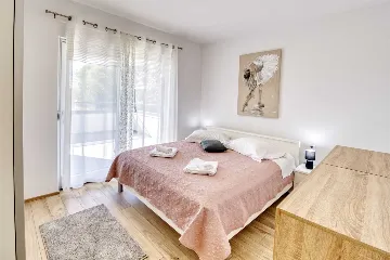 Heated Pool & Sea View Apartment in Sveti Filip i Jakov