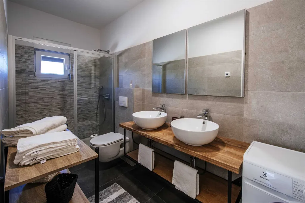 Heated Pool & Sea View Apartment in Sveti Filip i Jakov