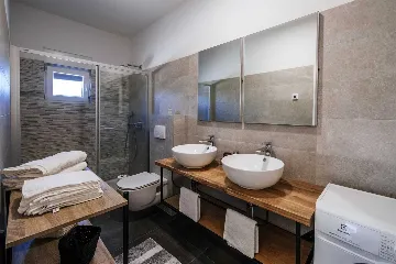 Heated Pool & Sea View Apartment in Sveti Filip i Jakov