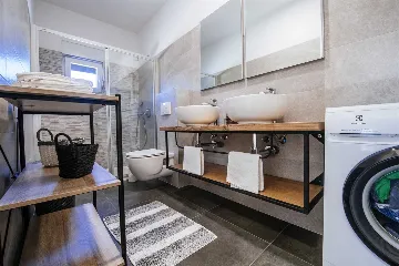 Heated Pool & Sea View Apartment in Sveti Filip i Jakov