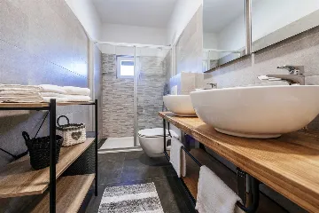 Heated Pool & Sea View Apartment in Sveti Filip i Jakov