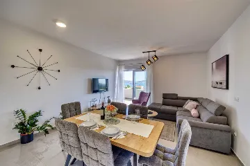 Heated Pool & Sea View Apartment in Sveti Filip i Jakov