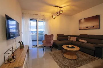 Heated Pool & Sea View Apartment in Sveti Filip i Jakov