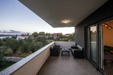 Heated Pool & Sea View Apartment in Sveti Filip i Jakov