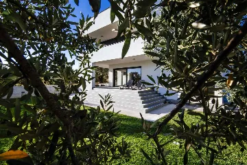 Heated Pool & Sea View Apartment in Sveti Filip i Jakov